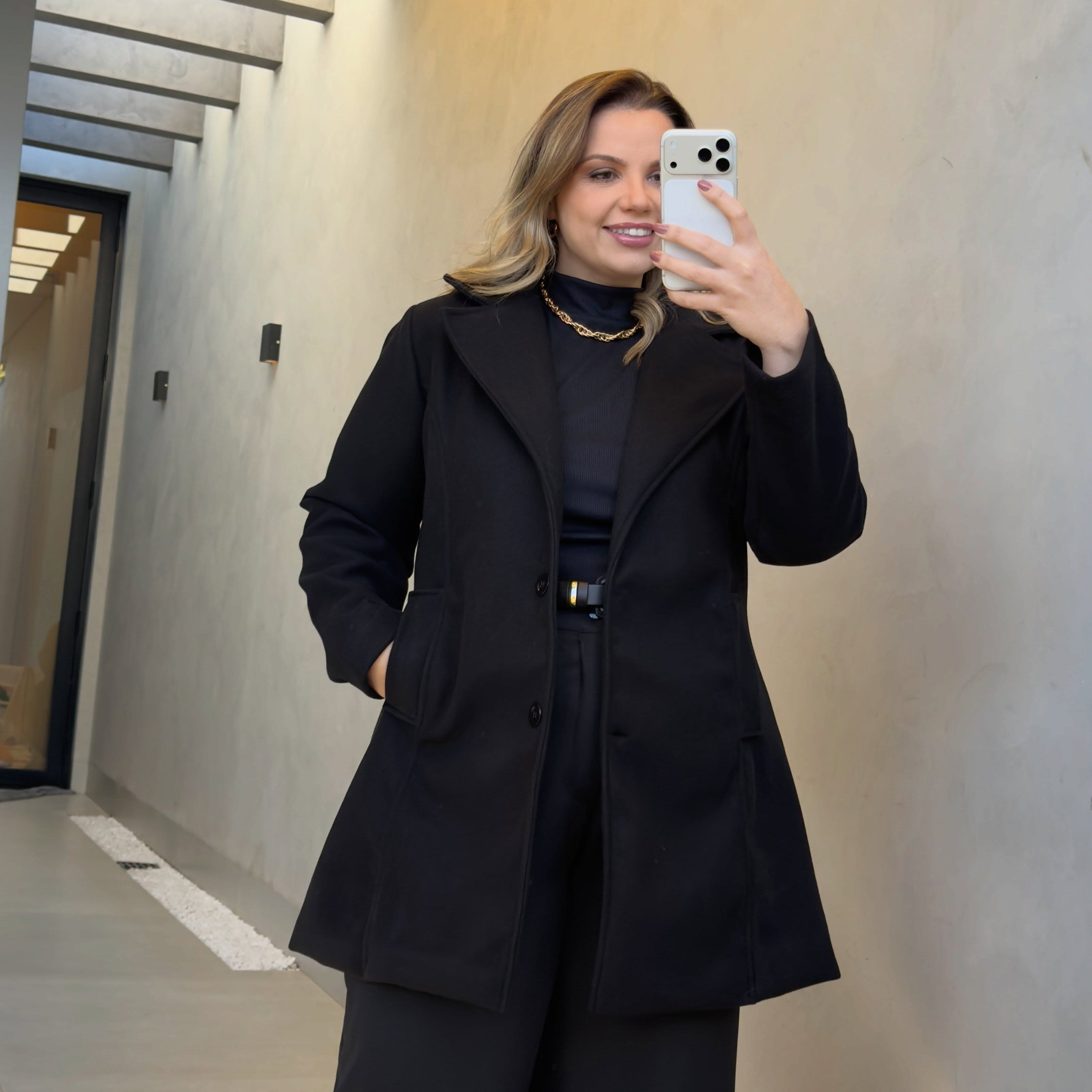 Elegância que valoriza cada detalhe. Um casaco pensado para vestir com conforto, sofisticação e um caimento impecável. �
